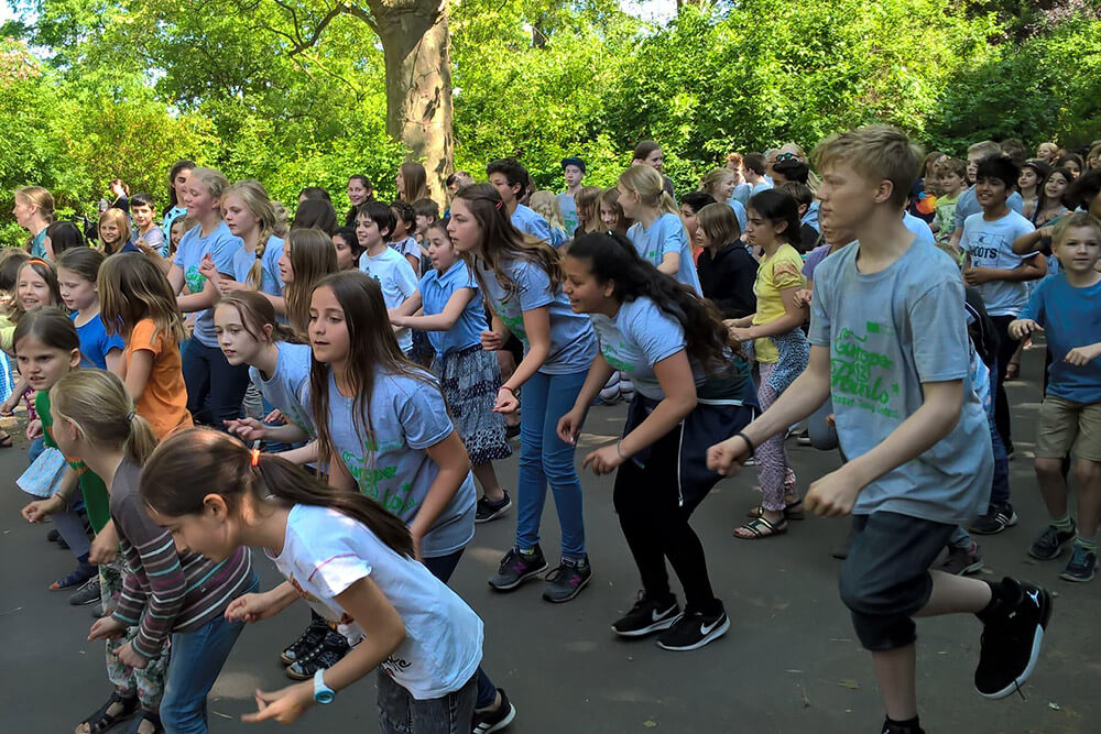Im Rahmen des Erasmus+ Austauschprogramm tanzen Schüler der Charlotte-Salomon-Grundschule einen Flashmob im Viktoria Park in Berlin Kreuzberg in Kreuzberg.